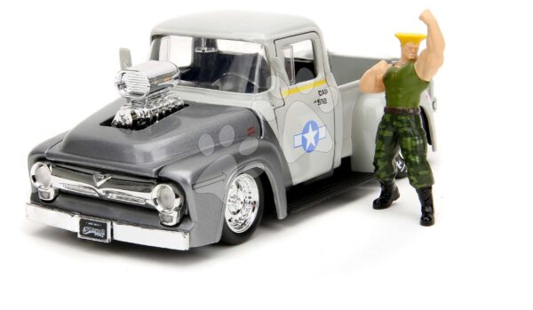 Autíčko Street Fighter Ford Pickup 1956 Jada kovové s otvárateľnými časťami a figúrkou Guile dĺžka 20 cm 1:24Autíčko Street Fighter Ford Pickup 1956 Jada kovové s otvárateľnými časťami a figúrkou Guile dĺžka 20 cm 1:24