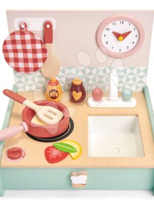 Drevená kuchynka v šuflíku Kitchenette Tender Leaf Toys s hodinami panvicou a potravinamiDrevená kuchynka v šuflíku Kitchenette Tender Leaf Toys s hodinami panvicou a potravinami